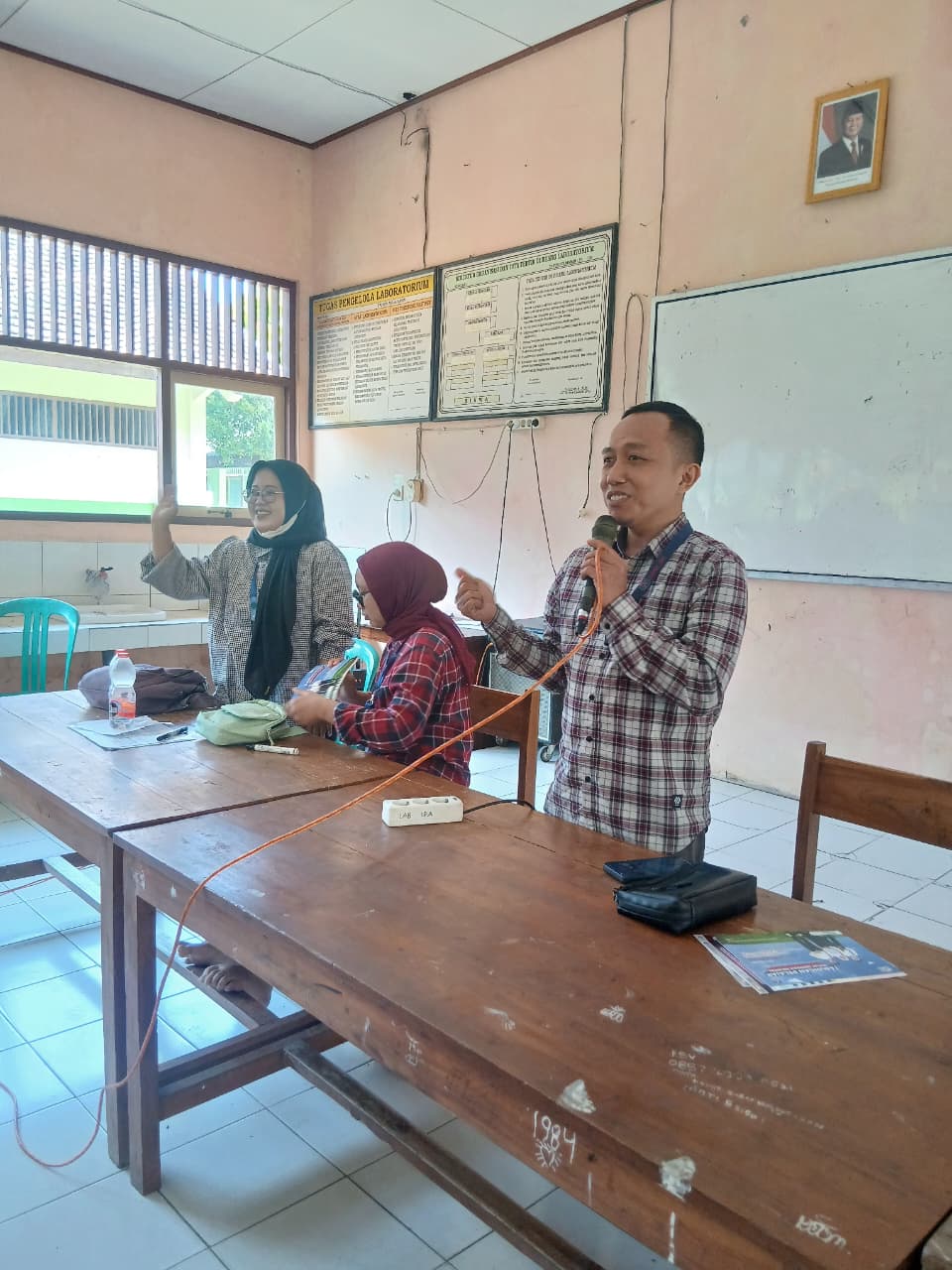 Daily visits SMPN 2 Trangkil dalam rangka GENCARKAN (gerakan nasional cerdas keuangan) dan KEJAR (satu rekening satu pelajar)