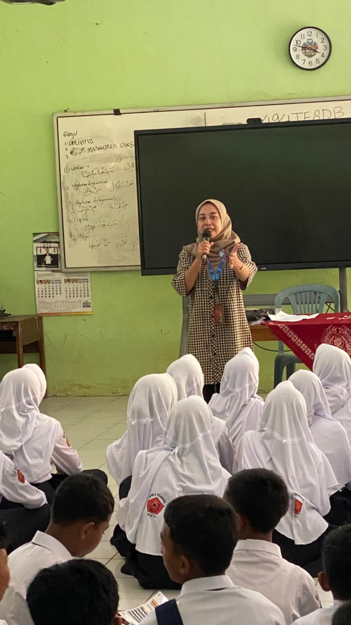 Daily visits SMPN 2 Trangkil dalam rangka GENCARKAN (gerakan nasional cerdas keuangan) dan KEJAR (satu rekening satu pelajar)