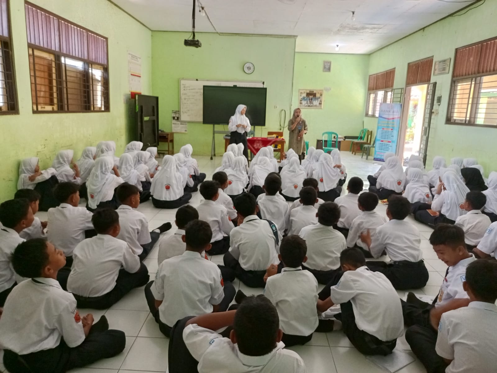 Daily visits SMPN 2 Trangkil dalam rangka GENCARKAN (gerakan nasional cerdas keuangan) dan KEJAR (satu rekening satu pelajar)